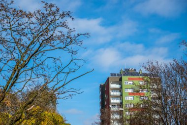 Bir apartmanın çatısında bir dizi güneş paneli. Arka planda güzel mavi gökyüzü. Fotoğraf doğal ışıklandırma koşullarında çekildi. Uzaktan görülen nesne.