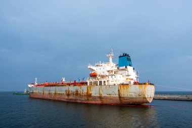 Ham petrol boşaltma operasyonu boyunca limanda demirlemiş bir tanker var. Fotoğraf doğal ışıklandırma koşullarında çekildi.