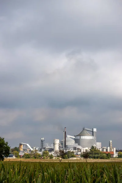 Large Industrial Plant Distance Sugar Factory Slightly Cloudy Sky Photo — Stock Photo, Image