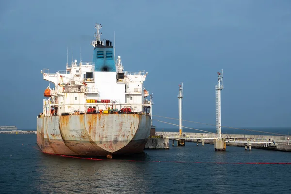Ham Petrol Boşaltma Operasyonu Boyunca Limanda Demirlemiş Bir Tanker Var — Stok fotoğraf