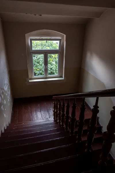 住宅公寓中的一个木制楼梯的内部 在自然光条件下拍照 — 图库照片