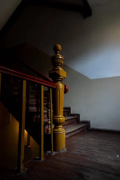 Interior Una Escalera Madera Una Antigua Casa Residencial Foto Tomada — Foto de Stock