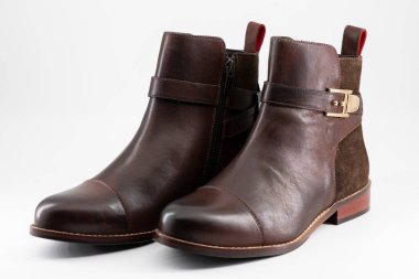 Beyaz arka planda zarif, kahverengi kadın kış botları. Yumuşak yapay ışık materyalin dokusunu gösterir