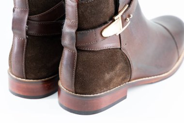 Beyaz arka planda zarif, kahverengi kadın kış botları. Yumuşak yapay ışık materyalin dokusunu gösterir