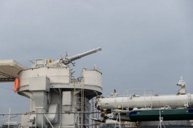 Tarihi bir savaş gemisinde çift namlulu uçaksavar silahı. Fotoğraf bulutlu bir günde, yumuşak bir ışıkta çekildi.