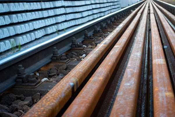Expansão Das Linhas Ferroviárias Trilhos Trem Prontos Para Colocação Dormentes — Fotografia de Stock