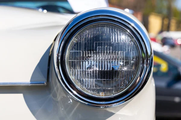 ホワイトクラシックカーのラウンドヘッドライトのクローズアップ 歴史的な車両の美しく復元されたクロムの詳細 — ストック写真