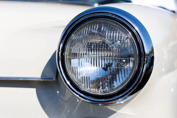 Крупный План Круглых Фар Белого Классического Автомобиля Красиво Отреставрированные Хромированные — стоковое фото