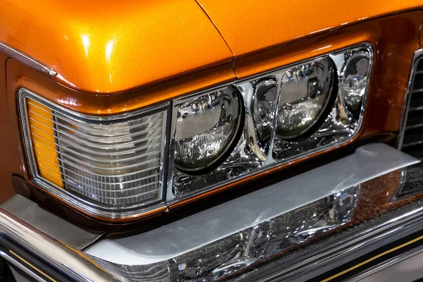 Крупный План Круглых Фар Оранжевого Американского Классического Автомобиля Натуральный Патин — стоковое фото
