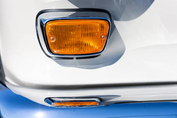 Beyaz Klasik Bir Arabanın Yuvarlak Dönüş Gösterge Işıklarına Yakın Çekim — Stok fotoğraf