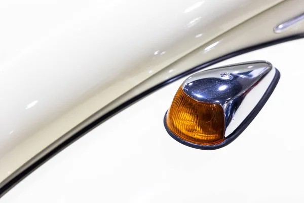 白いクラシックカーのラウンドターンインジケータライトのクローズアップ 歴史的な車両の美しく復元されたクロムの詳細 — ストック写真