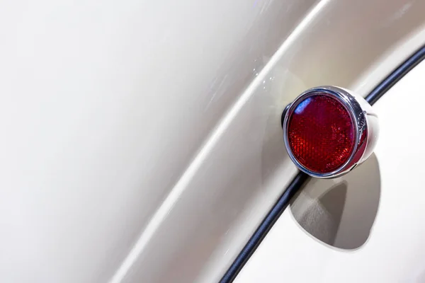 近くに白いクラシックカーの物語のライトのアップ 歴史的な車両の美しく復元されたクロムの詳細 — ストック写真