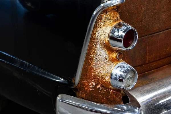 アメリカのクラシックカーの物語のライトのクローズアップ 歴史的車両の詳細に関する天然のパティーン — ストック写真