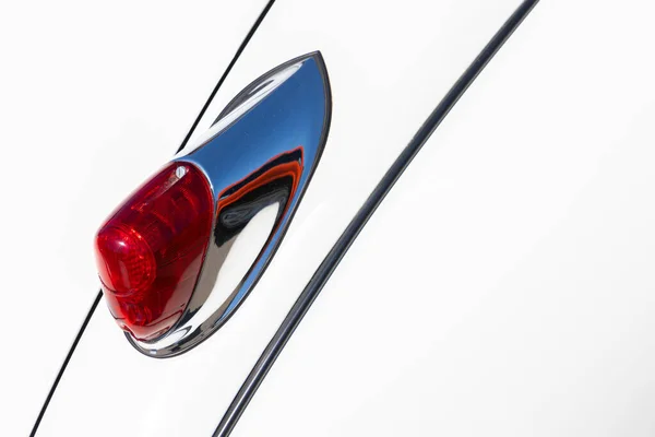 近くに白いクラシックカーの物語のライトのアップ 歴史的な車両の美しく復元されたクロムの詳細 — ストック写真