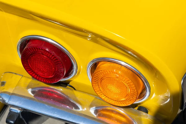 Közelkép Sárga Sport Klasszikus Autó Mese Fényeiről Gyönyörűen Helyreállított Részletek — Stock Fotó