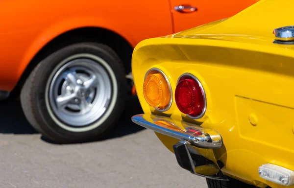 黄色のスポーツの古典的な車の物語のライトのクローズアップ 歴史的建造物の詳細を美しく復元 — ストック写真