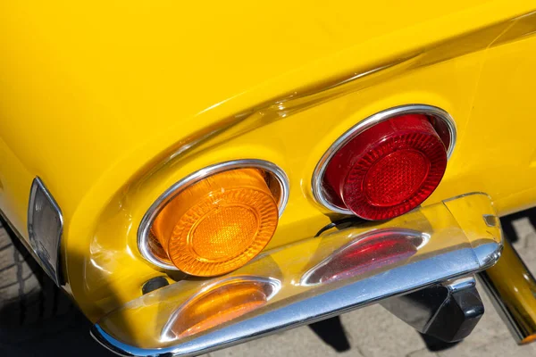 Close Das Luzes Conto Carro Clássico Esporte Amarelo Detalhes Maravilhosamente — Fotografia de Stock