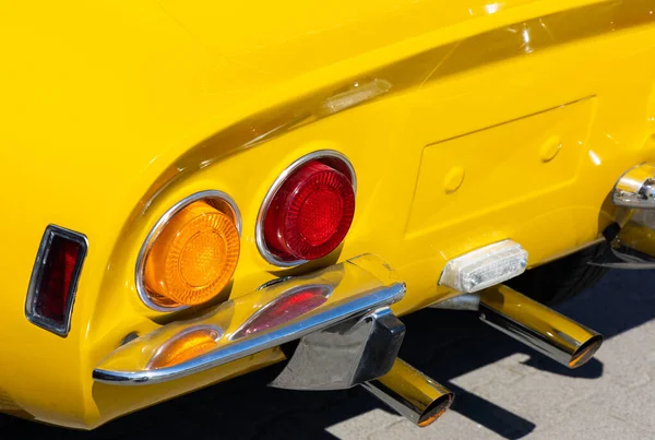 Close Das Luzes Conto Carro Clássico Esporte Amarelo Detalhes Maravilhosamente — Fotografia de Stock