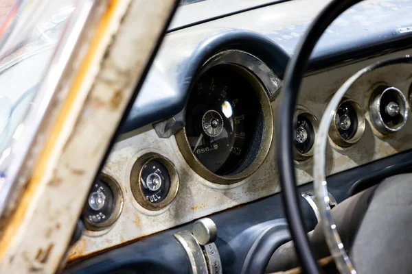 クラシックアメリカ車のダッシュボード 操舵輪が見える 車両の時代に関連する天然のパティーナ — ストック写真