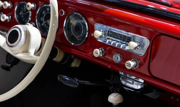 Egy Elegáns Piros Klasszikus Autó Műszerfala Jármű Fehér Keréktárcsa Kiváló — Stock Fotó