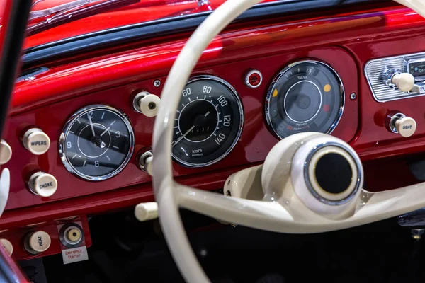Egy Elegáns Piros Klasszikus Autó Műszerfala Jármű Fehér Keréktárcsa Kiváló — Stock Fotó