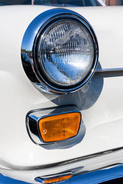 Крупный План Круглых Фар Оранжевый Поворотный Сигнал Белого Классического Автомобиля — стоковое фото