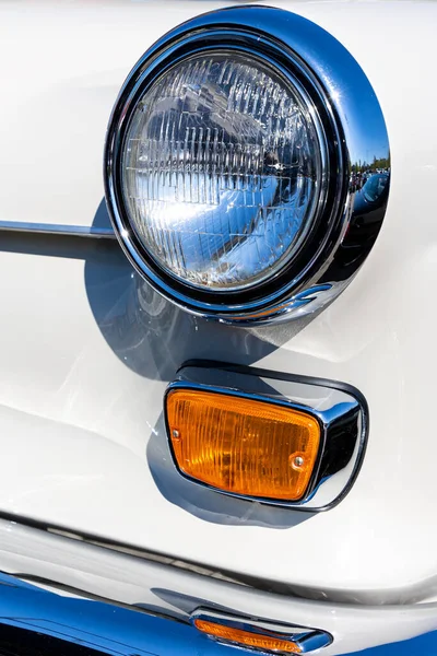 Крупный План Круглых Фар Оранжевый Поворотный Сигнал Белого Классического Автомобиля — стоковое фото