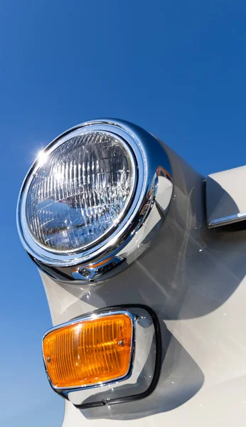 Zbliżenie Okrągłych Reflektorów Pomarańczowy Kierunkowskaz Białego Klasycznego Samochodu Pięknie Odrestaurowane — Zdjęcie stockowe