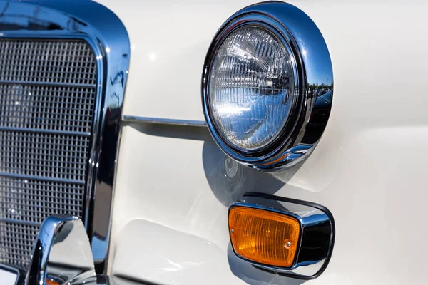 Close Headlamps Orange Turn Signal White Classic Car Beautifully Restored — Stock Photo, Image