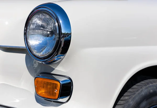 Közelkép Kerek Fényszórók Narancssárga Turn Jel Egy Fehér Klasszikus Autó — Stock Fotó