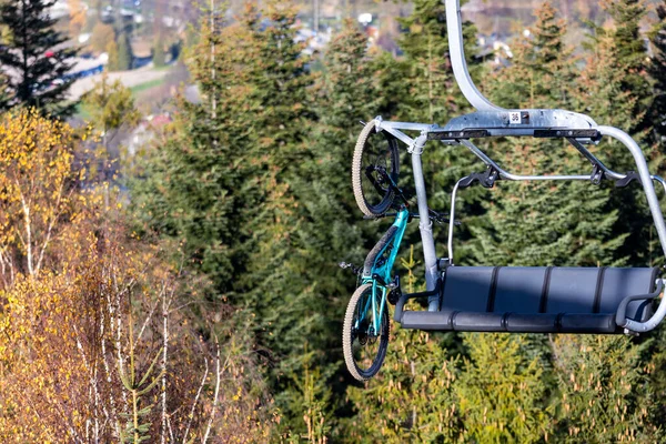 Κατεβαίνοντας Ποδήλατο Μια Καρέκλα Ανελκυστήρα Μεταφορά Ποδηλάτων Κατάβασης Στην Κορυφή — Φωτογραφία Αρχείου