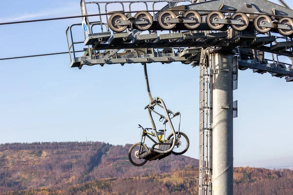 Κατεβαίνοντας Ποδήλατο Μια Καρέκλα Ανελκυστήρα Μεταφορά Ποδηλάτων Κατάβασης Στην Κορυφή — Φωτογραφία Αρχείου