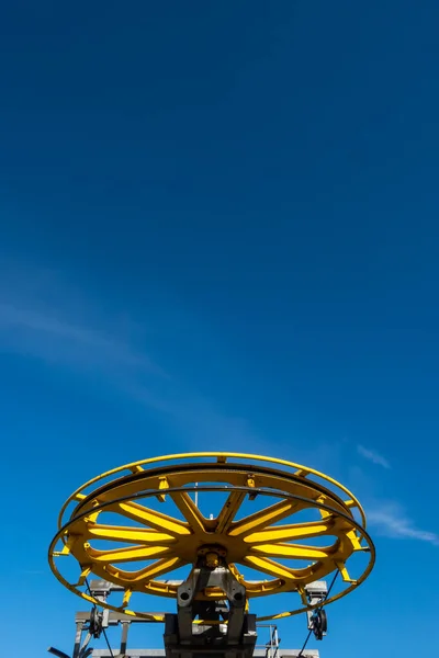 建造山椅升降机的详情 在蓝天的映衬下看到一个巨大的驱动轮 — 图库照片