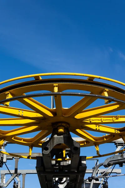 山のリフトの建設の詳細 青い空に対する大きな駆動輪の眺め — ストック写真