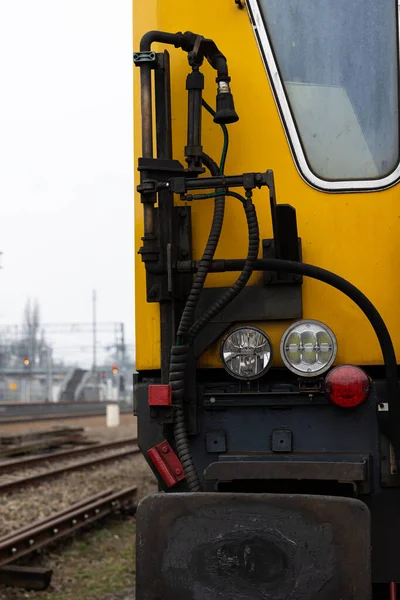 Желтый Технический Поезд Шлифования Рельсов Стоящих Железнодорожной Стороне Оборудование Поддержания — стоковое фото