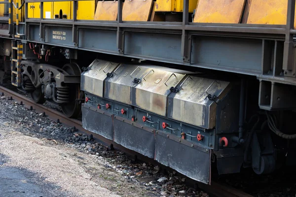 Желтый Технический Поезд Шлифования Рельсов Стоящих Железнодорожной Стороне Крупный План — стоковое фото