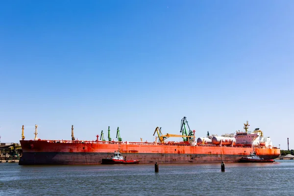 Lng Tankeri Limanda Manevra Yapıyor Gemiyi Liman Kanallarında Döndürmek Için — Stok fotoğraf