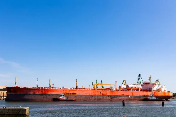 Lng Tankeri Limanda Manevra Yapıyor Gemiyi Liman Kanallarında Döndürmek Için — Stok fotoğraf