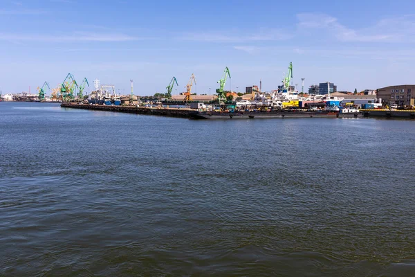 桟橋上の多くの港湾クレーン バルク材料の取り扱い 晴れた日の写真 — ストック写真