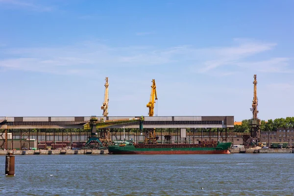 Rıhtımda Birçok Liman Vinci Var Toptan Malzeme Kullanımı Fotoğraf Güneşli — Stok fotoğraf