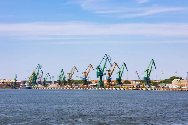 Rıhtımda Birçok Liman Vinci Var Toptan Malzeme Kullanımı Fotoğraf Güneşli — Stok fotoğraf