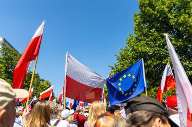 Polonya ve Avrupa Birliği protesto yürüyüşünde. Avrupa Birliği 'ne sempati göstergesi. Fotoğraf güneşli bir günde çekildi..