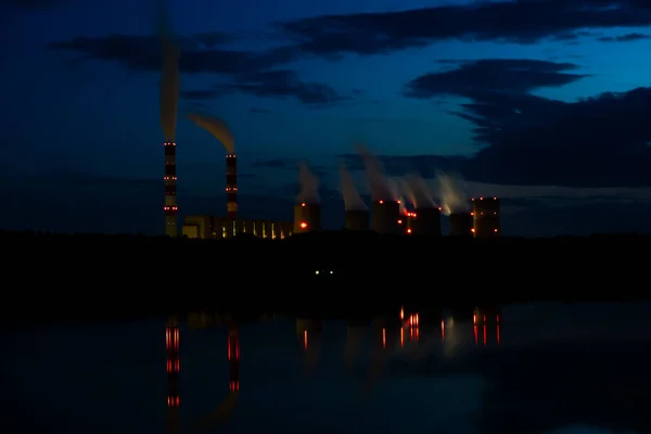 Nachtzicht Van Een Kolencentrale Lichten Van Energiecentrale Worden Weerspiegeld Het — Stockfoto