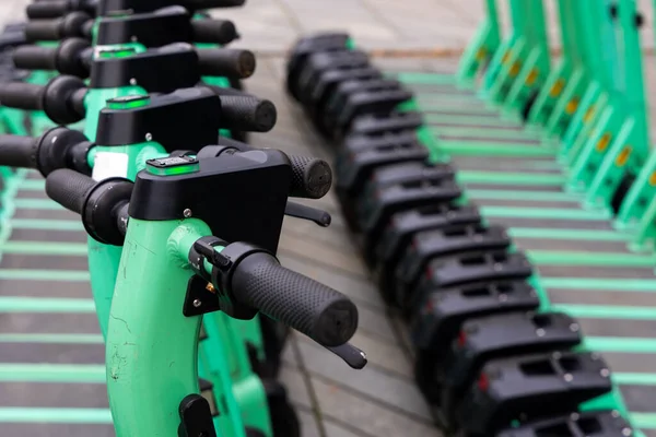 Şehir Kaldırımına Park Edilmiş Yeşil Elektrikli Scooterlar Kiralık Şehir Kişisel — Stok fotoğraf
