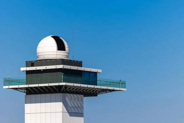 Cúpula Del Observatorio Astronómico Contra Cielo Azul Observaciones Diarias Del — Foto de Stock