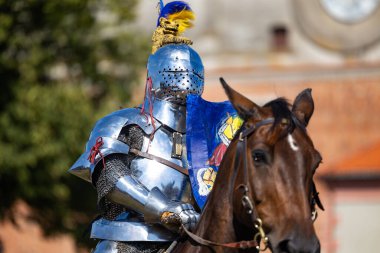 Golub Dobrzyn, Polonya, Masovia Voyvoda, 7 Temmuz 2023. Atın üstünde tarihi zırh giyen ağır silahlı bir şövalye. Fotoğraf, güneşli bir günde bir şövalye turnuvası sırasında çekildi..