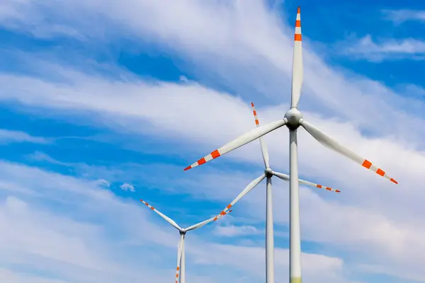 青空に対する風力タービンローター グリーン電力生産 晴れた日に撮影した写真 ロイヤリティフリーのストック画像