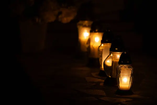Noční Záběr Plamenů Skleněných Hřbitovních Svíček Stojících Náhrobních Kamenech Výstřel — Stock fotografie