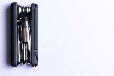 Siyah bisiklet çok fonksiyonlu çoklu aracı beyaz arka planda ortaya çıktı. Krom çelik aletler. Bisiklet kendini tamir etmek için araçlar .