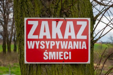 Ağaçtaki kırmızı uyarı levhasında 